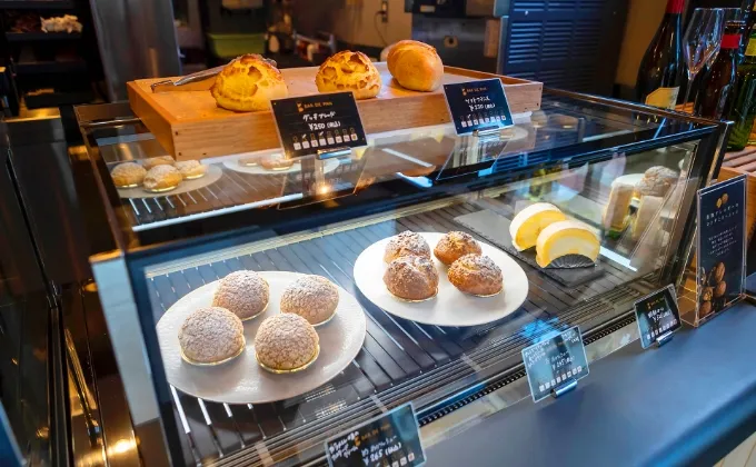 スイーツのショーケースの写真